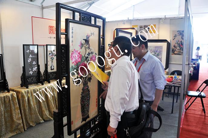 工作人員正在認(rèn)真講解蘇繡作品!